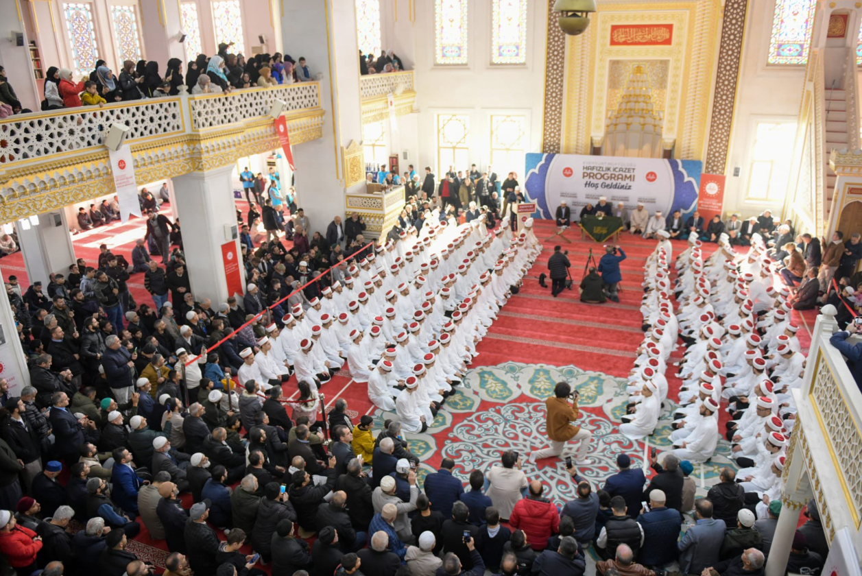 Soru: Bu ülkede kim hafızlardan rahatsız olur? İşte cevabı… Terbiyesiz adam bir de tehdit ediyor