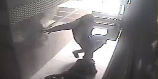 Soru sordu öldüresiye dayak yedi! Apartmanda dehşet anları