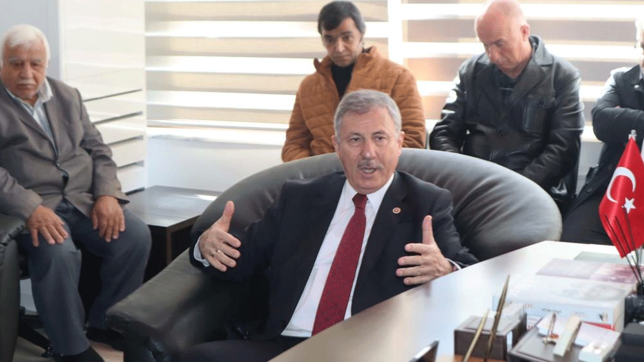 Sorulan soru zoruna gitti! Gazeteciyi azarlayıp üste çıkmaya çalıştı