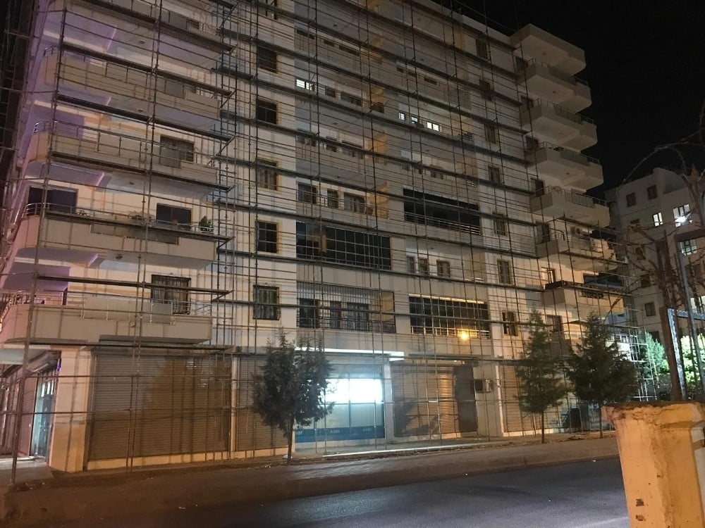 Sorumsuz işçilerin attığı demir parça küçük çocuğun başına isabet etti 
