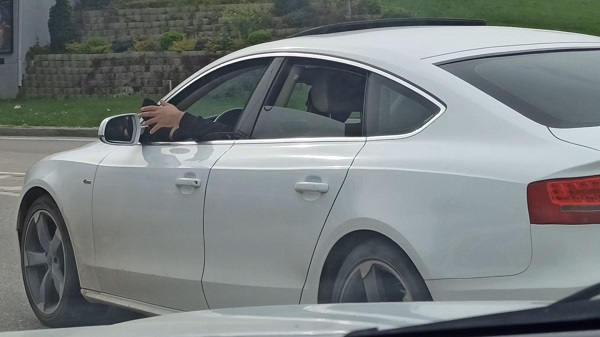 Sorumsuz sürücünün yaptığına bakın! Bu kadarına da pes artık!