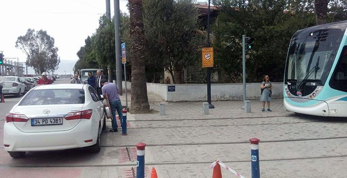 Sorumsuzluğun bu kadarı pes dedirtti: Tramvay raylarına aracını bıraktı