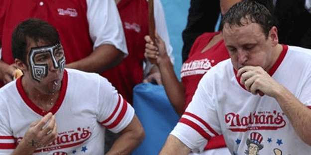 Sosisli sandviç can aldı