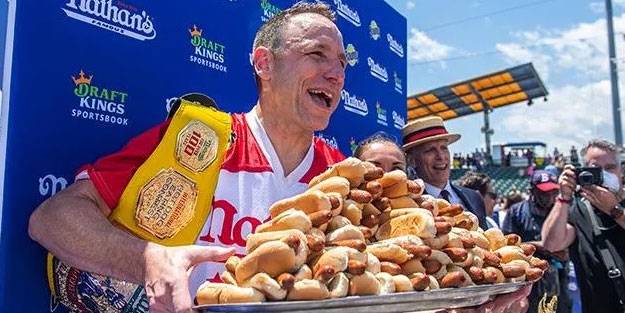 Sosisli sandviç yarışmasında dünya rekoru kırdı