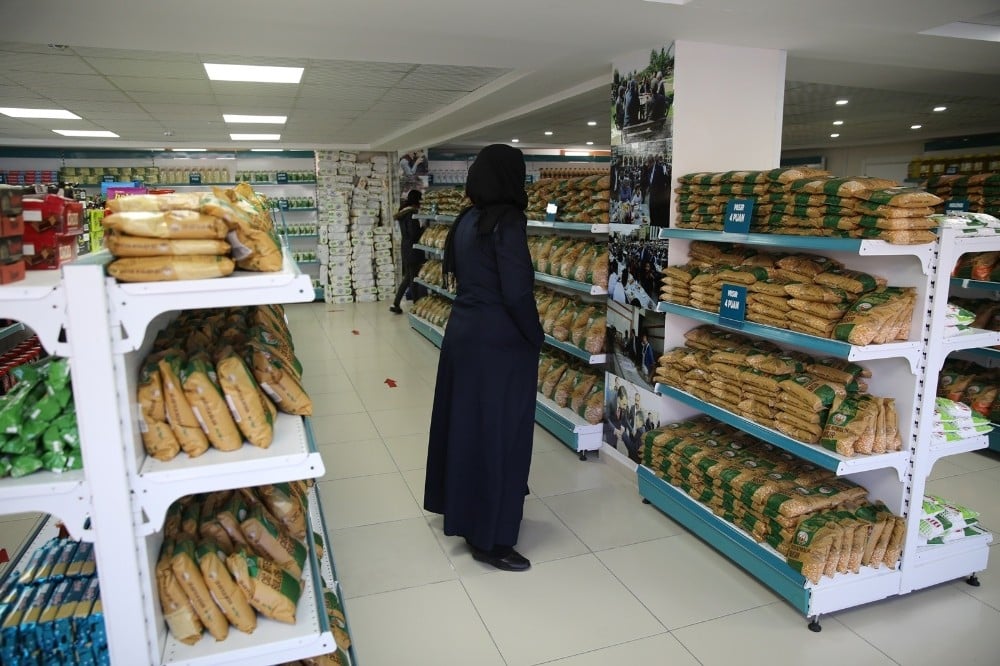 Sosyal market kapılarını vatandaşlara açtı 
