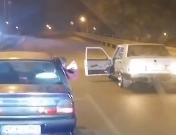 Sosyal medya akılları baştan alıyor! Trafikte rezalet görüntü