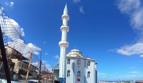 Sosyal medya bu görüntüyü konuşuyor! Cami minaresi rüzgarda böyle sallandı
