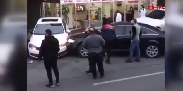 Sosyal medya bu görüntüyü konuşuyor! Otopark tartışmasında korku dolu anlar