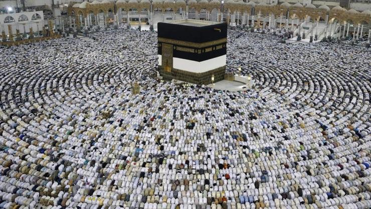 Sosyal medya bununla çalkalanıyor! Kabe'ye iğrenç saldırı! Bakın nasıl bir alçaklığa imza attılar