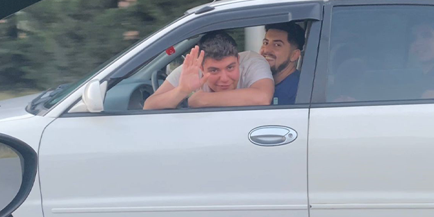 Sosyal medya esareti ne hale getirdi! Gençlerden trafikte skandal hareket