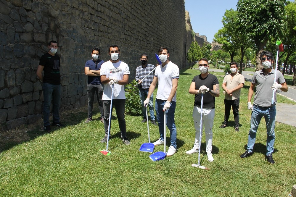 Sosyal medya fenomenleri Dünya Çevre Günü’nde tarihi surları temizledi 