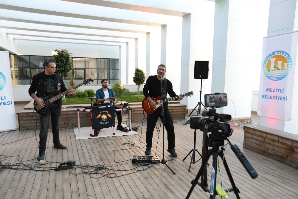 Sosyal medya üzerinden evde rock müzik konseri 
