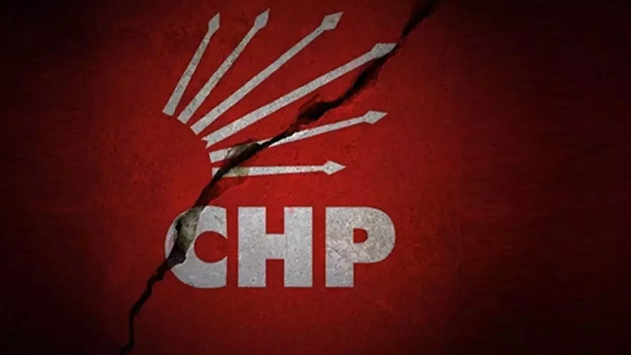 Sosyal medyada birbirlerine girdiler! CHP’de ortalık toz duman