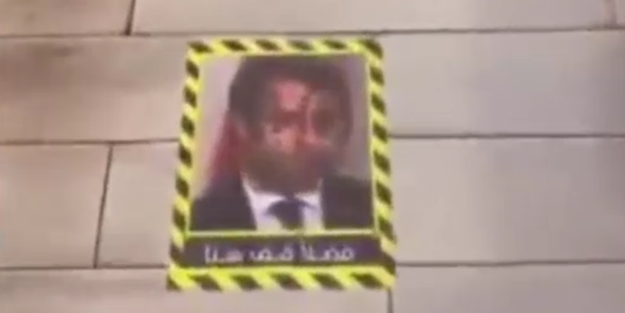 Sosyal medyada gündem olan görüntü! Macron'u yere serdiler