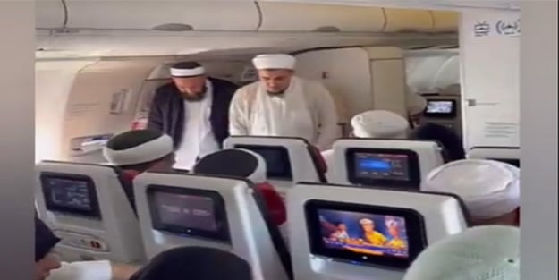 Sosyal medyada gündem olan uçakta namaz görüntüsü!
