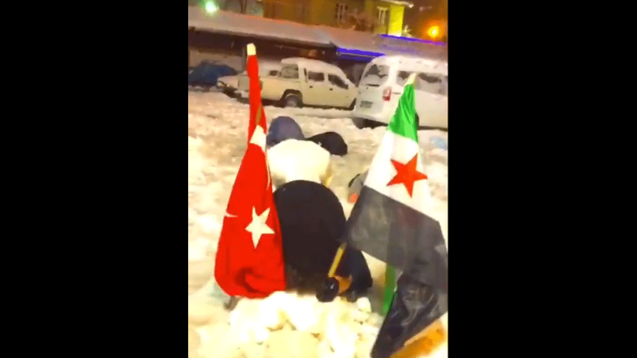 Sosyal medyada gündem olan video! Suriyeli çocuklardan savaş sahnesi gibi bayrak gösterisi