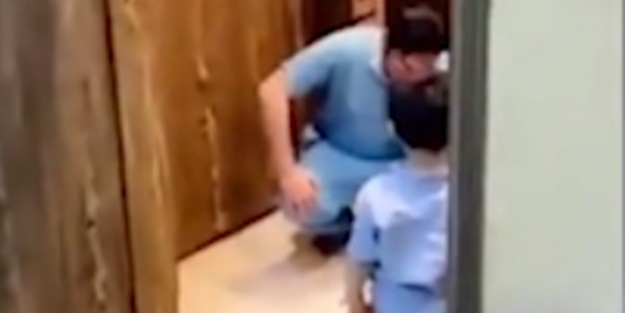 Sosyal medyada izlenme rekorları kıran görüntü! Oğluna sarılamayan doktor gözyaşlarına boğuldu