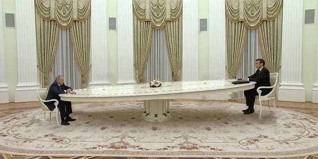 Sosyal medyada patlayan video! Putin ve Macron'un 'uzun masa' görüşmesi böyle dalga konusu oldu