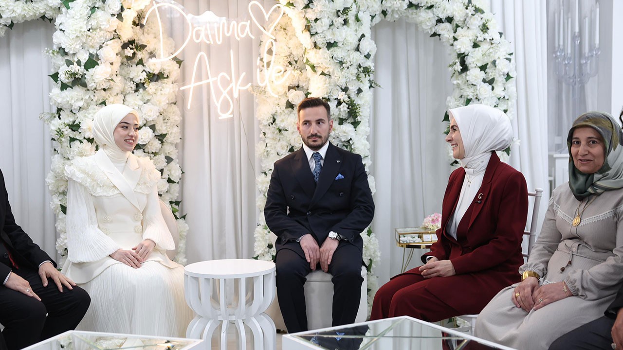 Sosyal medyadan mesaj atan genci kırmadı! Mahinur Göktaş kız istemeye gitti