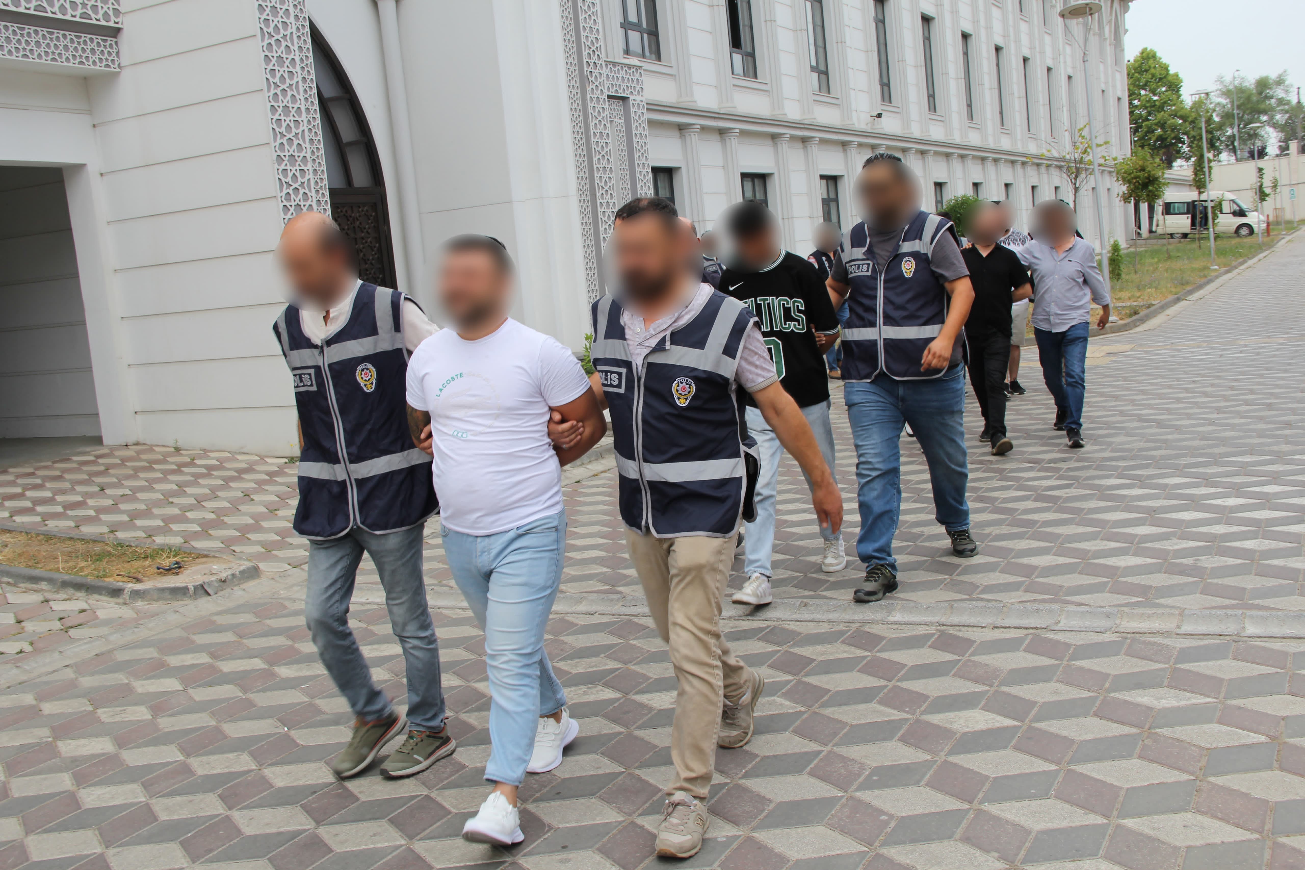 Sosyal medyadan provokatif paylaşıma 8 gözaltı