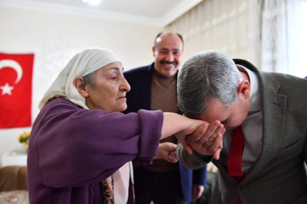 Sosyal medyanın ilgi odağı Fatma Teyze’ye anlamlı ziyaret 