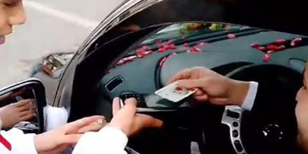 Sosyal medyaya damga vurdu! Yok böyle bahşiş parası