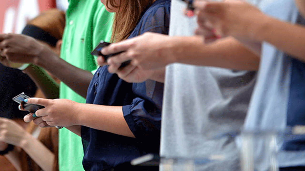 Sosyal medyaya yaş düzenlemesi geliyor! Aile ve Sosyal Hizmetler Bakanı resmen duyurdu!