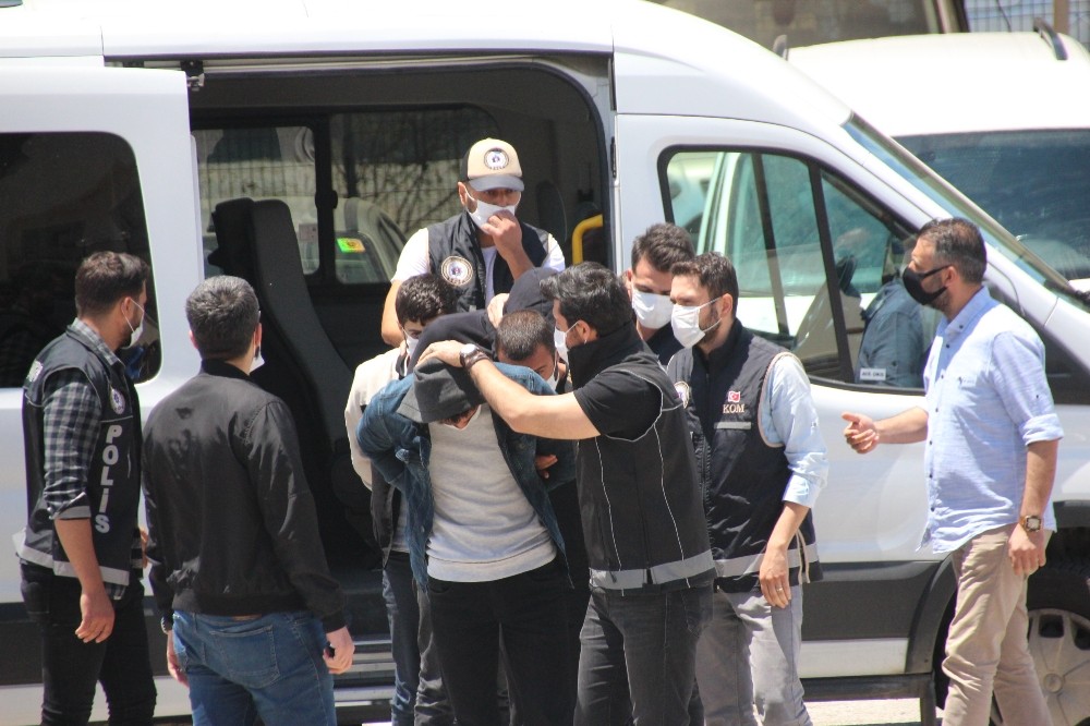 Sosyal medya’ya yükledikleri video başlarını yaktı 