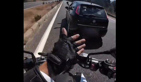 Sosyal medyayı karıştıran tartışma! Motorcu mu haklı, araç sürücüsü mü?