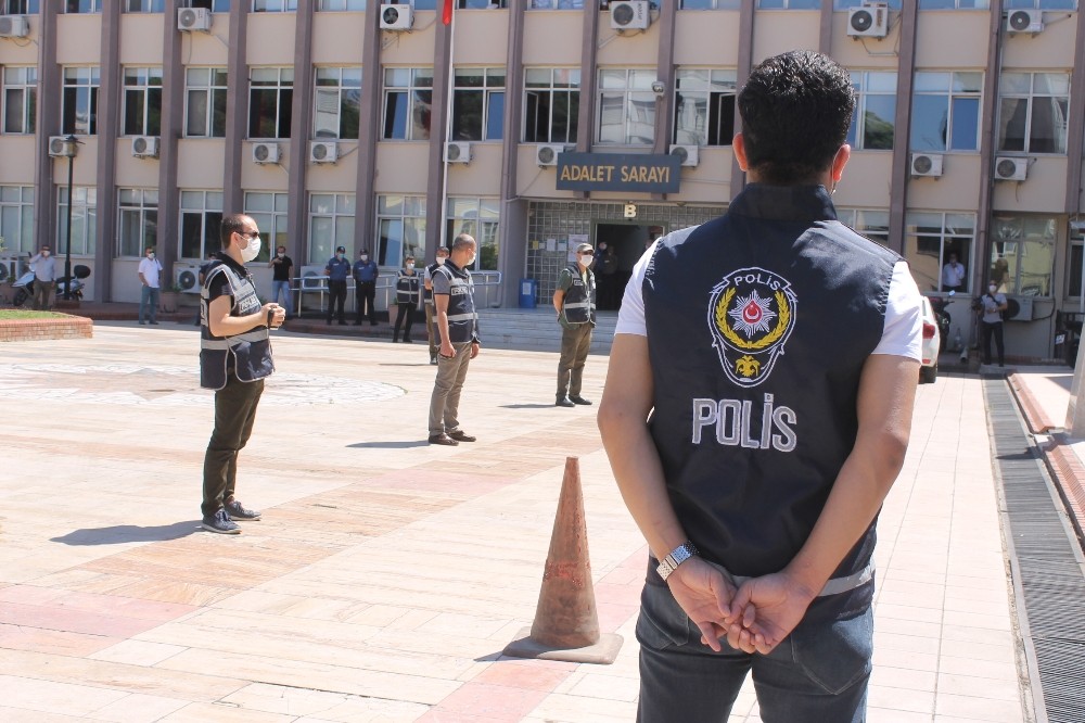 Sosyal mesafe cezası yiyen çevreciler, cezayı tepki göstermek için sosyal mesafeli eylem yaptı 