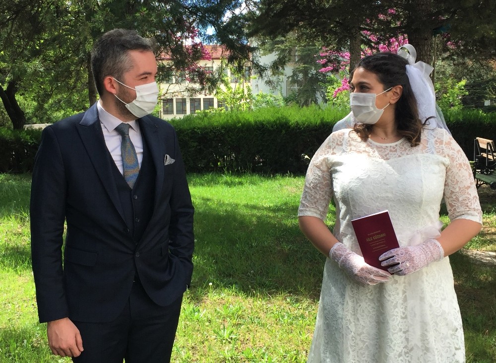 Sosyal mesafe damadın ayağına basmasına engel olamadı 