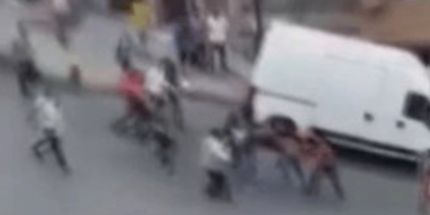 Sosyal mesafe hak getire! Gaziosmanpaşa’da iki grup birbirine girdi
