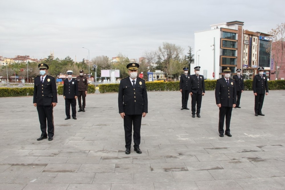 Sosyal mesafe ile Atatürk Anıtı’na çelenk sunumu yapıldı 