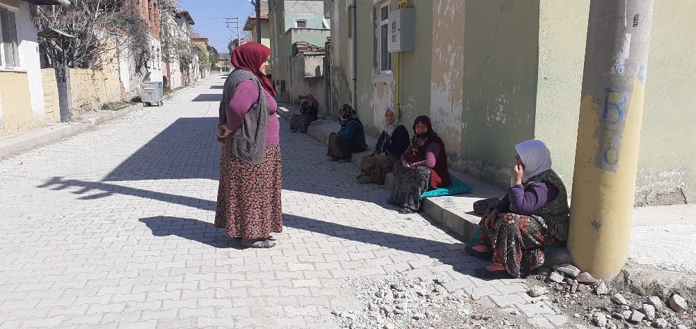 Sosyal mesafe kuralına uyarak sohbet ediyorlar 