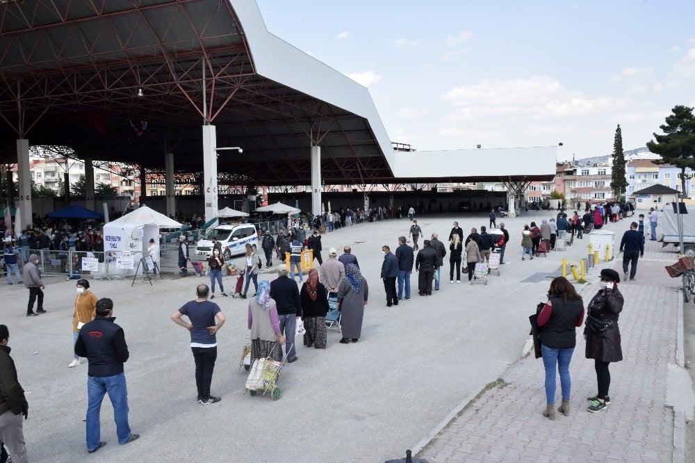 Sosyal mesafe kuralına uyulan en uzun kuyruk 