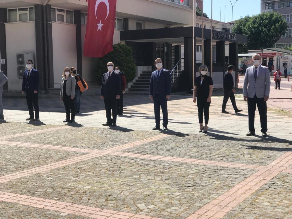 Sosyal mesafe kuralına uyup 19 Mayıs’ı kutladılar 