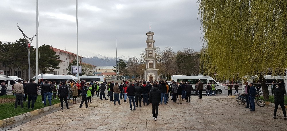 Sosyal mesafe kuralını ihlalden ceza yiyen 100’e yakın servis yolcusu valilik önünde eylem yaptı 