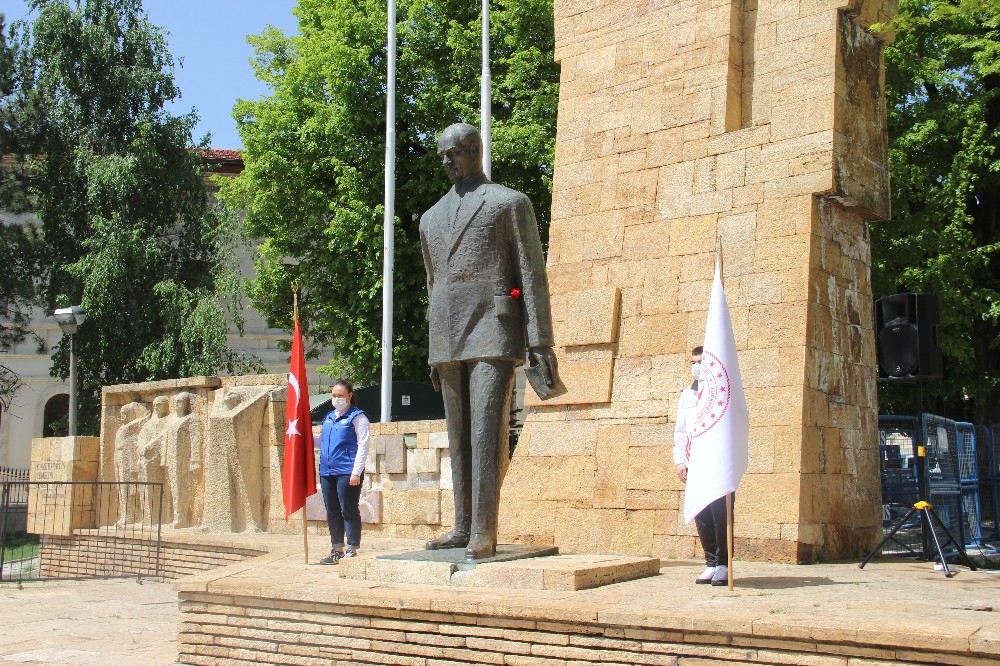 Sosyal mesafeli 19 Mayıs töreni 