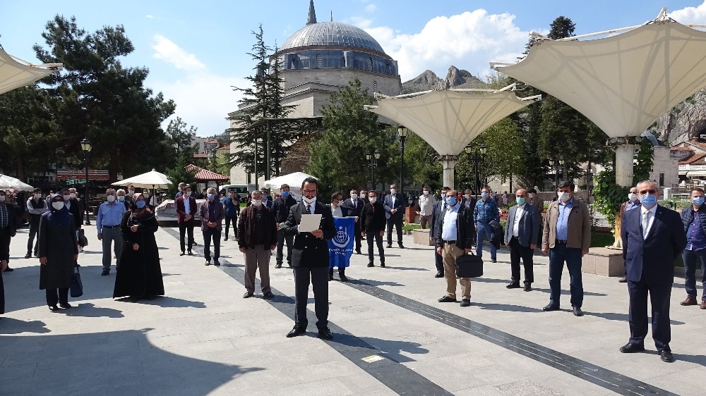 Sosyal mesafeli basın açıklaması 
