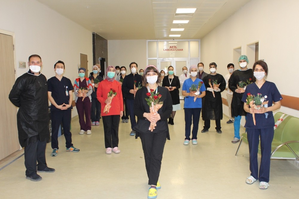 Sosyal mesafeli ‘Hemşireler Günü’ kutlaması 