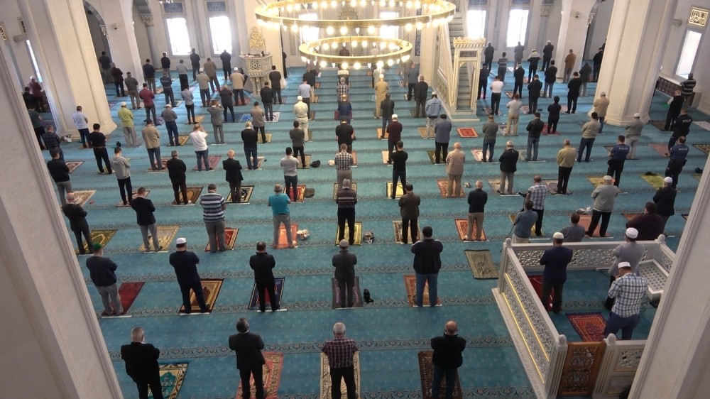 Sosyal mesafeli, maskeli cuma namazı 