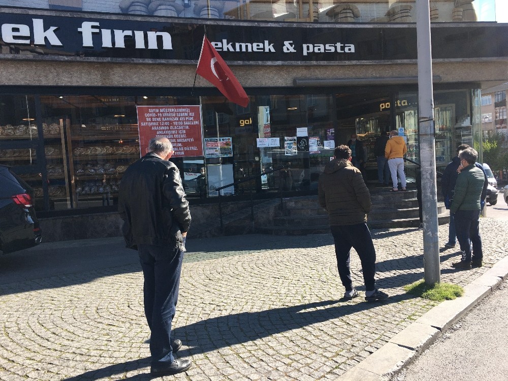 Sosyal mesafeli Ramazan pidesi sırası 