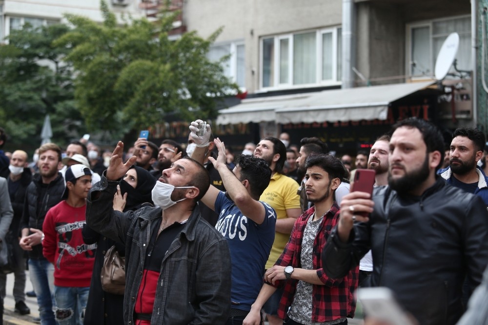 Sosyal mesafenin hiçe sayıldığı anlar 