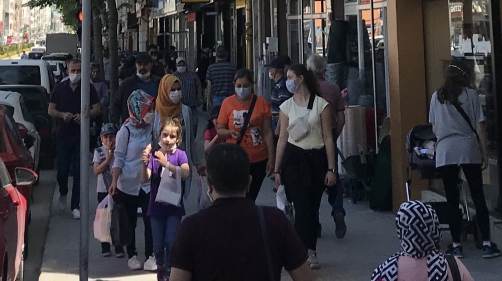 Sosyal mesafenin hiçe sayıldığı izin sonrası cadde ve sokaklar normale döndü 