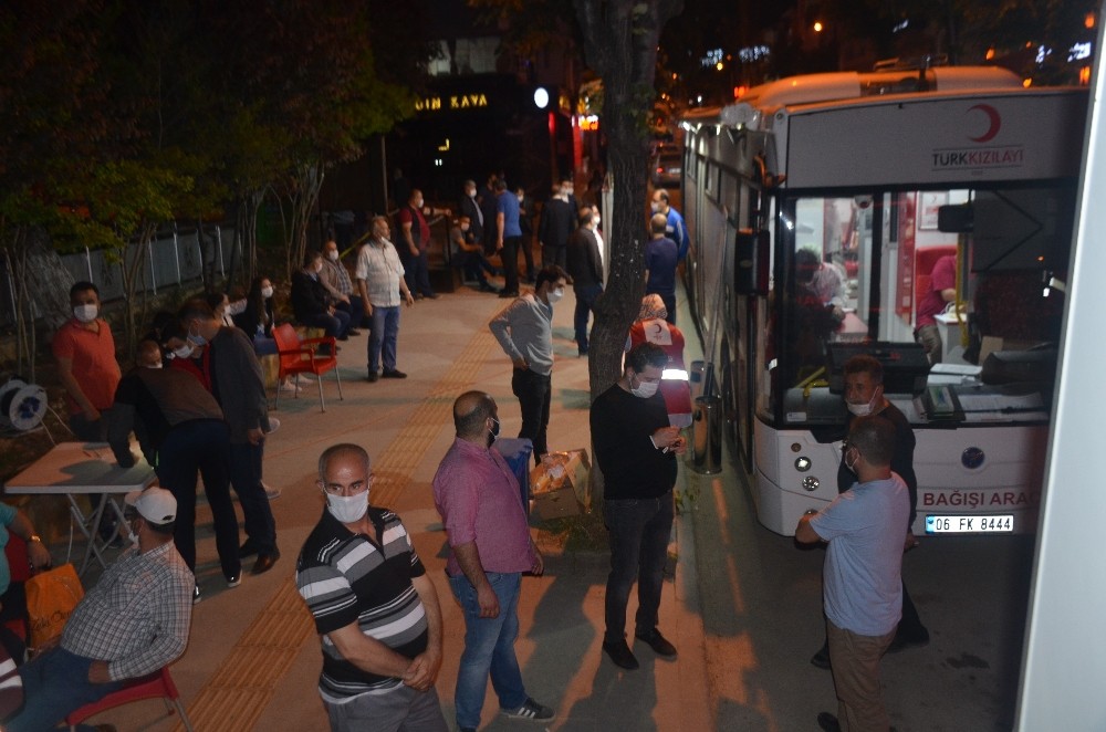 Sosyal mesafenin hiçe sayıldığı kan bağışı 