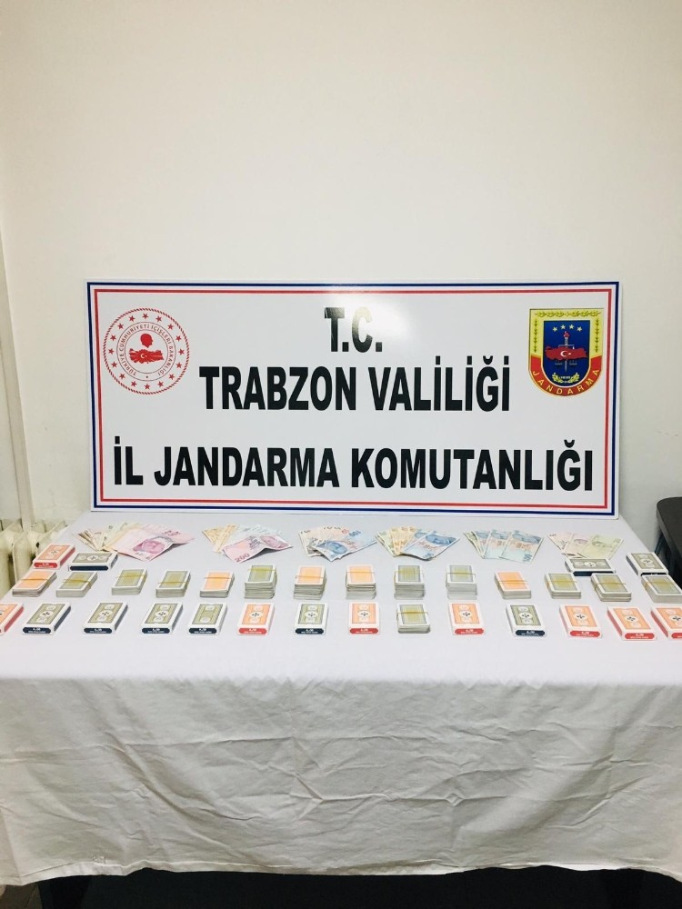Sosyal mesafeye rağmen bir araya gelerek evde kumar oynayanlara jandarma baskını 