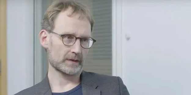 Sosyal mesafeye uymayan bilim kurulu üyesi görevden ayrıldı