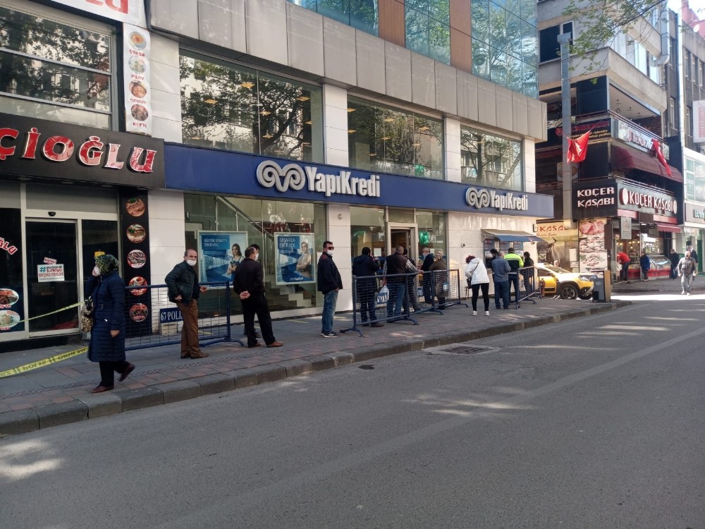 Sosyal mesafeyi hiçe sayarak metrelerce kuyruk oluşturdular 