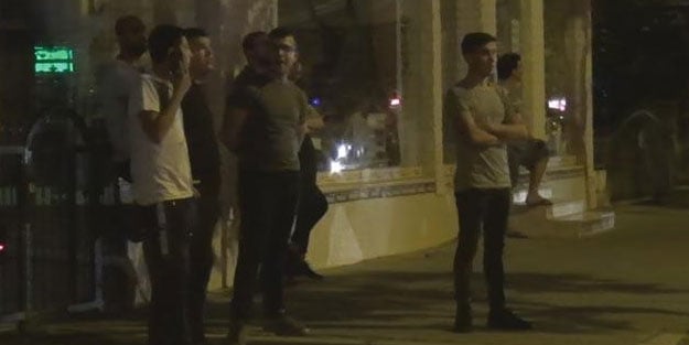 Sosyal mesafeyi hiçe sayıp yangını izlediler