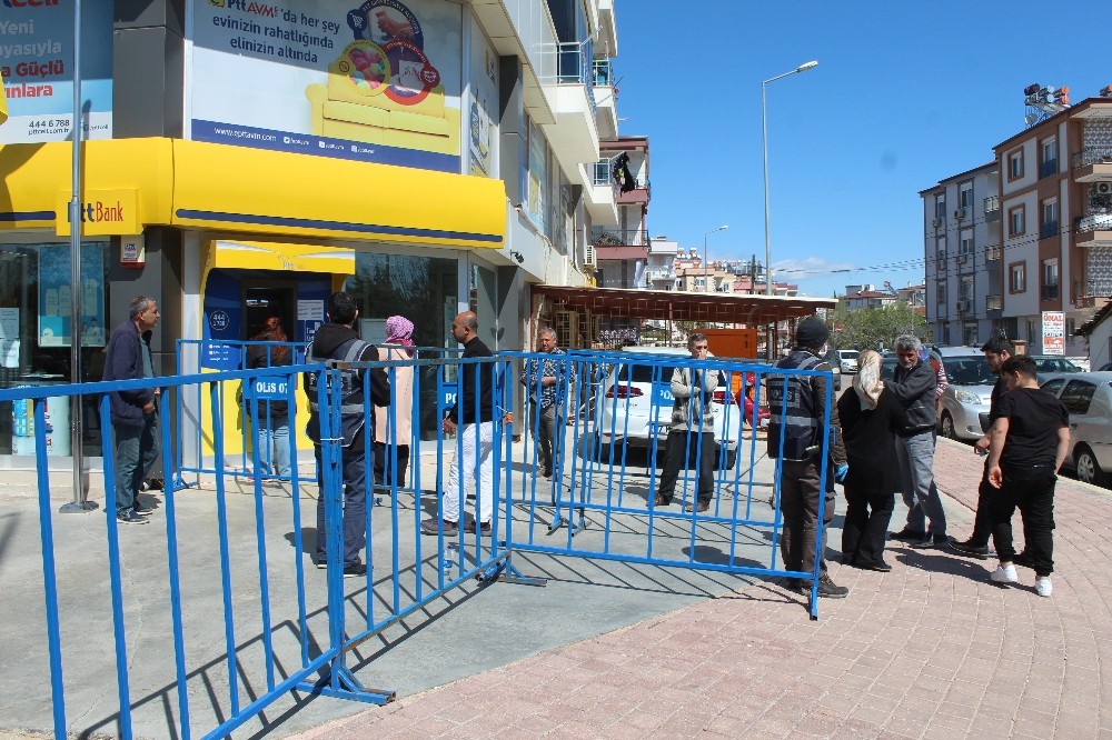 Sosyal yardım ödemesi için PTT’ye gelenler, uyarılarak geri gönderildi 